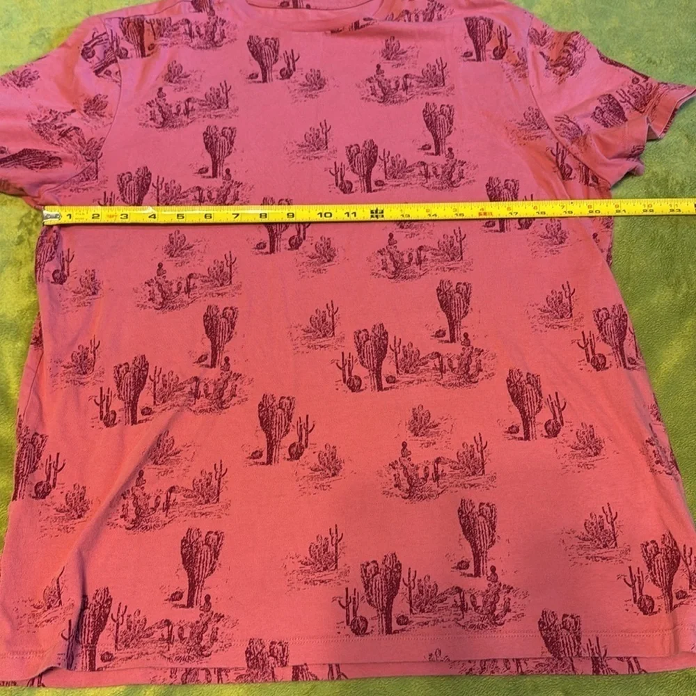 Men’s Goodfellow Cactus T-shirt Sz Large EUC Two different shades of Red